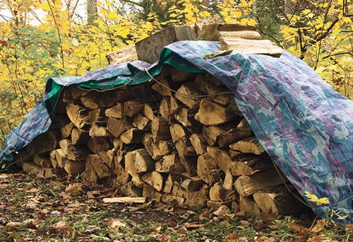 Yardworks® 6' X 8' Reversible Camo/Green Medium-Duty Tarp 2 Yardworks® 6' X 8' Reversible Camo/Green Medium-Duty Tarp - Image 2